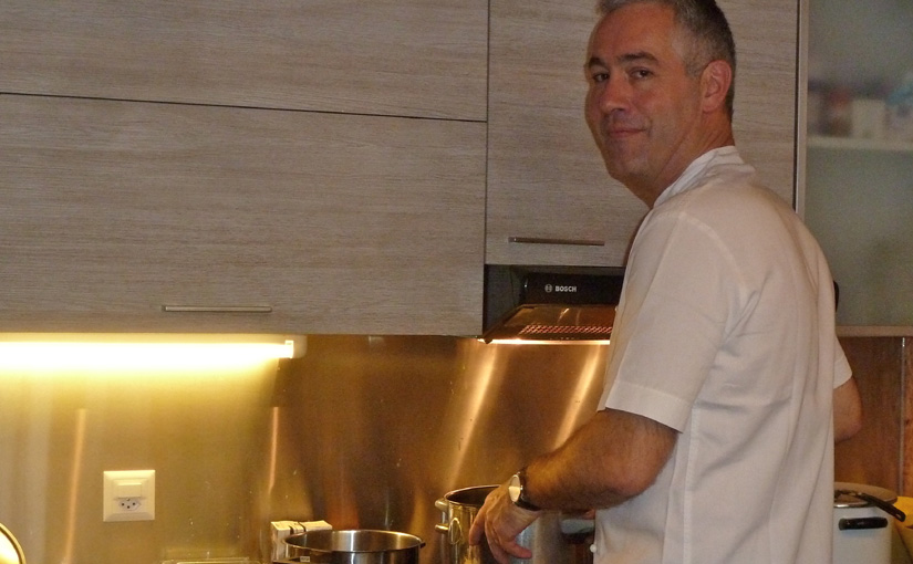 Olivier en cuisine pour le Marché de Noël des Artisans Créateurs